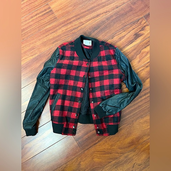 EUC Forever 21 Women’s small red black buffalo plaid bomber jacket faux leather - Picture 7 of 12